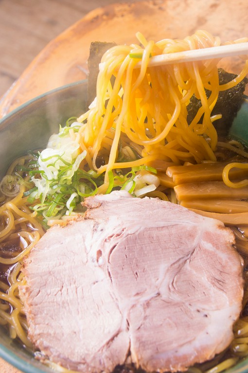 ラーメン丼の半分近くを占めるほど大きなチャーシューが魅力