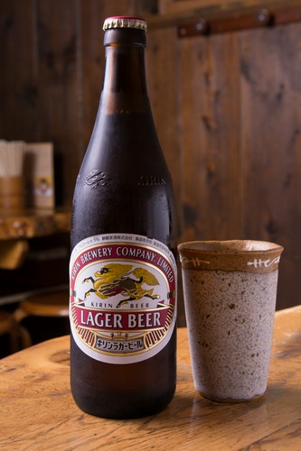 ギンギンに冷えたビールは陶製のコップで。【瓶ビール】540円