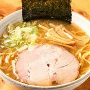 ■材料
生豚肩ロース…1本（約2500g）
タレ　醤油（4L）
　　　水（4L）
　　　酒（500ml）
　　　みりん（1L）
　　　砂糖（500g）
　　　にんにく（3個）
　　　生姜（150g）
■創り方
（1）ボイル（90分～120分）
深めの鍋に十分に湯を沸かし、柔らかくなるまで強火で丁寧アクをとりながら煮ます。
（2）味付け（40分）
茹であがったら肉をあげ、別の鍋に用意したタレの中に入れ、落し蓋をし、強火で煮て、一晩ねかして完成