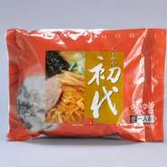 ～味噌～
強力な火力で炊き込み、まったりとした味が特徴の味を再現！
※麺120g、スープ・メンマ・焼き海苔（4つ切り）付き