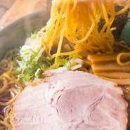 店のスープは『醤油』との相性を一番に作っています。じっくり弱火で煮詰め、さらに1カ月以上ねかせて完成を目指した醤油ダレは、複雑で奥深い味わいに仕上がっています。