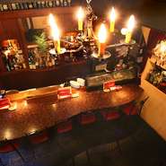 シャンデリアやキャンドル、カーテンなどにもこだわり、少し落とした照明がロマンティックで大人な雰囲気の店内。狸小路に佇む大人の隠れ家。道内産の食材を使った本格的なスペイン料理を楽しめます。