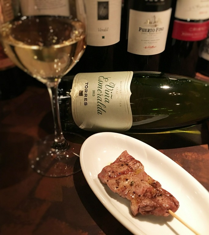 こだわりのワインをお楽しみ下さい。焼鳥にぴったりのワインも！