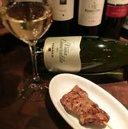 おいしいカヴァをグラスで600円で提供中！女性に大人気の自家製サングリアなどからお気に入りの一杯を見つけてください。焼鳥×スパニッシュワインの組み合わせも当店イチオシ！