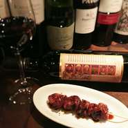 タレのコクが絶妙な鶏レバーは赤ワインと合わせると臭みのない旨味だけが広がります！