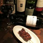 牛ハラミ串はこってりとした秘伝のタレでご提供。ハラミの味わい、タレのコクは赤ワインにぴったり。『クルス　デ　ピエドラ　セレクション』と合わせてペアリングを楽しむのも◎