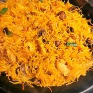 スペインの伝統料理現地で人気。お米を忘れた漁師が、船の上で作ったのがはじまりとも言われています。旨味が凝縮されたパスタは絶品！