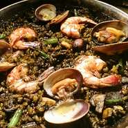 たまには一味変わったイカスミのパエリアはいかがですか？ひそかな人気メニューですよ。