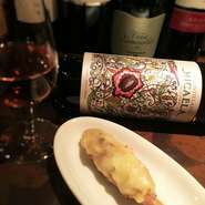 こだわりのチーズをたっぷりとのせたミルキーな味わいのチーズつくねに合わせるのは、なんとシェリー酒！

バロン・ミカエラ・アモンティリャードはソフトで軽い口当たりでアーモンド、ヘーゼルナッツを思わせる香り。
琥珀色で繊細なシャープさと力強さがあり、シェリー酒そのものの味わいも深いですが、チーズつくねと合わせることにより、味わいがより深まります。