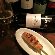 エビつくねに合わせるのは、見た目も華やかなシェリー酒、フィノ　パボン！アーモンドやグリーンオリーブの香りがほのかに感じられ、海の幸によく合います。デリケートな香りを持ったフレッシュな辛口で、余韻も長く楽しむことができます。

塩味や海の幸によく合うので、エビつくねとの相性は抜群！海老の味わいがより引き立ちます。