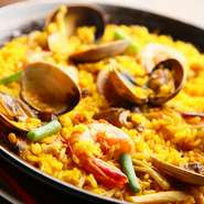 「もう何千回と作っていますから」とほほ笑むオーナー。その熟練の味はまさに絶品！その中でも特にシーフードパエリアが人気です。熱々でお楽しみください。