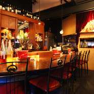 月光は落ち着いた雰囲気も人気の秘密！肩肘張らずに、こだわりの美味しいスペインワインと料理をお楽しみいただければ幸いです。