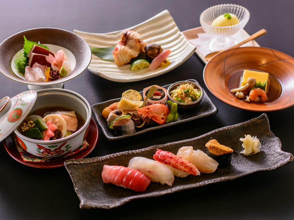 【雪峰】の夜は旬の素材を使った月替わりコースで。