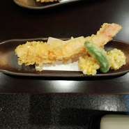 タラバの足の天ぷらをかぶりつくと北海道感に浸れます。北海道満喫コースでもご賞味いただけます。