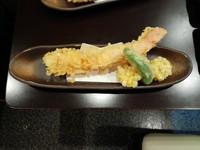 タラバの足の天ぷらをかぶりつくと北海道感に浸れます。北海道満喫コースでもご賞味いただけます。
