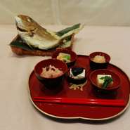 お食い初め膳を一人前(鯛付き)2500円～ご用意いたします
写真とは別に男の子用の朱色の食器もございます