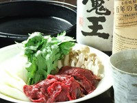 メインの鍋を、桜鍋か黒毛和牛もつ鍋のどちらかから選べるコースです。馬刺し、桜寿司も入っています。
