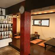 店内でも目を引く焼酎の数々！　更にメニューの数々は焼酎の肴に最適なんです！　焼酎好きの方は店主と語らうのも良いかも…！　焼酎ビギナーの方は店主に相談してみても良いかと思います。