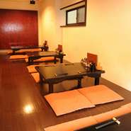 素材にこだわり、味付けにこだわっているからこそのあっさりとした味わいを実現！　こってりとした味わいのものも揃っておりますので、ご家族皆様でお楽しみいただけます。※くろげる小上がり有