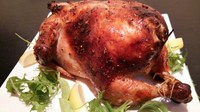 鶏のお腹の中には鶏肉の旨味をたっぷり吸ったガーリックライス入り。
※詳細はお気軽にお問い合わせください。7500円（税込）