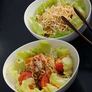 ※写真手前がラーメンサラダ