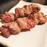 鶏のウマさを知り尽くした鳳だから引き出せる白レバーのウマさ！鶏のフォアグラというにふさわしい濃厚な美味しさです。絶妙な焼き加減でご提供致します。