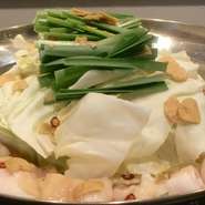 最初は限定メニューでしたが、毎年大好評につきグランドメニューに仲間入りしましたっ！肉を知り尽くした鳳だからできるぷりっぷりの『もつ鍋』です！スープも絶品、〆まで最高ですっ！