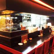 落ち着いて飲めると人気のカウンター席。