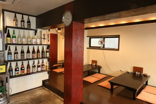 店内にはカウンター、お座敷席の他、テーブル席もございます。