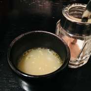 塩をひとつまみ入れて、お好みの味に調整して下さい！
鶏の旨味が凝縮されたスープで味覚が刺激され、いよいよ戦闘開始です！