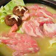 まず、火が通るのに時間がかかる、キャベツ・椎茸を鍋に入れて、鶏肉からお召し上がりください。
鶏本来の旨味に加え、適度な弾力と柔らかさが特徴の桜姫鶏を味わってください。
お好みでポン酢・柚子胡椒を！