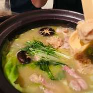 次に、鳳自家製の「鶏つくね」を鍋に入れてお召し上がり下さい。
旨味たっぷりのスープが染み込んだつくねは、口に入れた瞬間自然と笑顔になってしまいます。