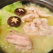 ひと通り鶏肉を楽しんだ後は、旨味がさらに染み込んだスープで、野菜を楽しんで下さい。
