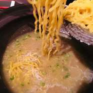 肉と野菜の旨味がさらに増した鶏スープに麺を入れて、鶏白湯ラーメンの完成！
ラーメン専門店にも負けない、濃厚な味わいに思わずにっこり！

※ポン酢でお召し上がりになるもよし、塩をプラスしてスープの味を存分に味わうのもよし。
お好みでどうぞ。