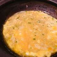 旨味が凝縮したスープを、一滴残らず楽しむには、雑炊もおすすめ。
アッツアツふんわりととじた玉子が食欲をそそります。
主役のスープを残さず楽しんで下さい！

※〆をどれにしようか迷う方は、両方注文も可能です。
※雑炊は、大将がお作りすることもできます。
お気軽にお声をかけてください。