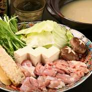 当店の水炊きは道産の親鶏のガラともみじと数種類の野菜を10時間以上煮込んだスープを使用。たっぷりと滲みだしたコラーゲンを存分に摂取できるお鍋です。体にも優しいその味は女性にも人気の一品。
