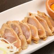 地産地消を意識して使う鶏肉は道産の厚真町の桜姫鶏を使用しています。新メニューの『ささみヅケ卵黄添え』は新鮮な素材だからこそ楽しめる逸品。漬けダレの旨さをまとったささみと卵黄の相性が抜群です。