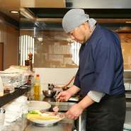 料理人としてのモットーは「100点の料理と120点の接客」。メニューを工夫して美味しい食事をお出しすることに加えて、ゆったりと寛げる空間を提供したいと考えています。お客様の笑顔は明日への原動力です。