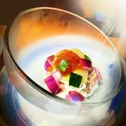 真心込めて作った季節の料理にきき酒師でもある店主が厳選の日本酒をペアリング致します。〆は50年以上の歴史を誇る絶品うどんでで！是非、コース料理でお召し上がりください。