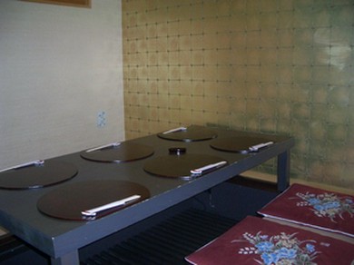 4〜5名での接待に最適な堀炬燵式の小部屋がございます。最大6名