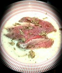 厳選された米沢牛を出汁にくぐらせミディアムレアに火を通しコクのある豆乳出汁を張ったうどんに乗せてトリュフの薫りをまとわせました。