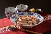 全粒粉うどんをブルーチーズ出汁で " 特許取得独自製法 "