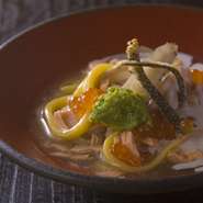 三色のうどん(黄・白・茶)を秋鮭の餡とイクラと白子のｻﾜｰｸﾘｰﾑﾑｰｽで召し上がれ！