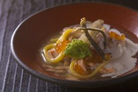 三色のうどん(黄・白・茶)を秋鮭の餡とイクラと白子のｻﾜｰｸﾘｰﾑﾑｰｽで召し上がれ！