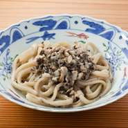 舞茸を軽いガーリック風味のクリーム仕立のうどんにしました。