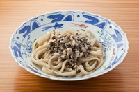 舞茸を軽いガーリック風味のクリーム仕立のうどんにしました。