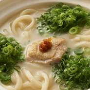 コラーゲンたっぷりの白濁したスープはコク旨系なのにさっぱり食べられます。