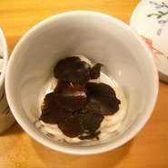 トリュフの香りを存分に感じてもらおう！白子との抜群の相性の良さを味わってもらおうと考案しました。