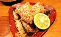 イイ甘鯛が入った時は絶対召し上がっていただきたい逸品です。
晩秋の松笠を思わせる甘鯛の鱗はサクサクと心地よく芳ばしい・・・
その身はその名の如く甘く上品な旨みに満ち溢れ必ずや満足させてくれます。