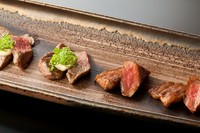 日本海側の盆地は寒暖差に富み、澄んだ赤身のあまいサシの入った米沢牛を育てあげる。
日本の誇る三大和牛をぜひお召し上がりください。